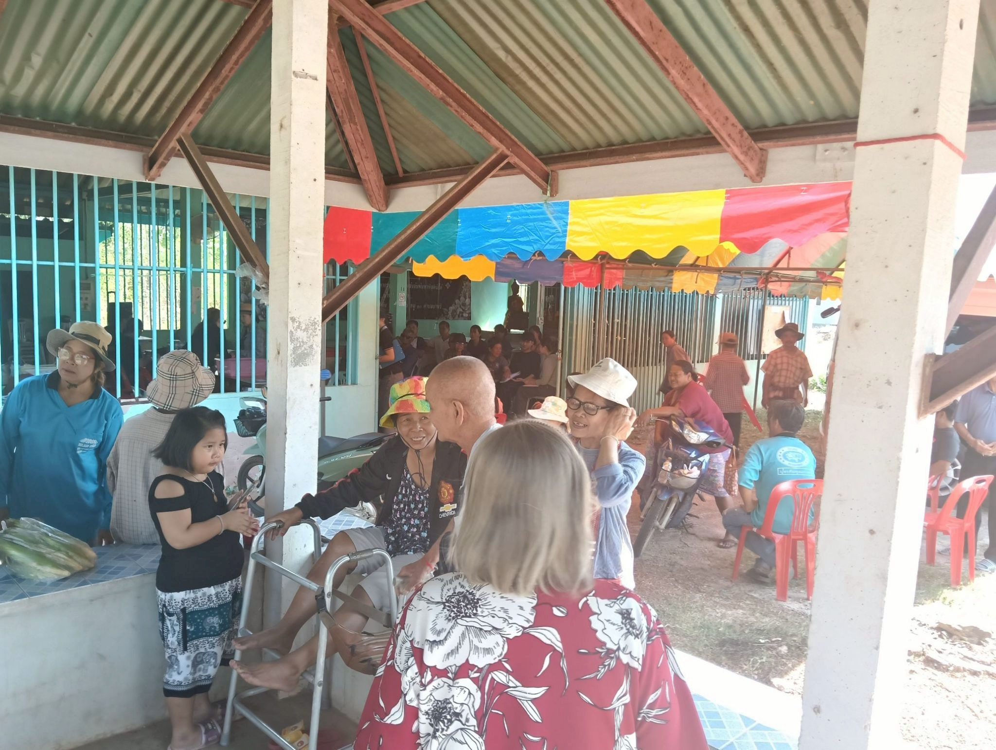 title - วันที่ 1 เมษายน 2569 นายวิทูล ประดิษฐ์บุญ ปฏิรูปที่ดินจังหวัดปราจีนบุรี มอบหมายให้ นายลิขิต ผันผ่อน ผู้อำนวยการกลุ่มกฎหมาย นางสาวปาริชาติ ศรีปราชญ์ ผู้อำนวยการกลุ่มยุทธศาสตร์และการปฏิรูปที่ดิน พร้อมด้วย เจ้าหน้าที่ ส.ป.ก.ปราจีนบุรี ลงพื้นที่ออกศูนย์บริการเคลื่อนที่“Mobile Unit” ณ ตำบลย่านรี อำเภอกบินทร์บุรี จังหวัดปราจีนบุรี